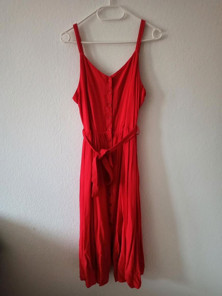 Rotes Kleid mit verstellbaren Trägern in Mainz