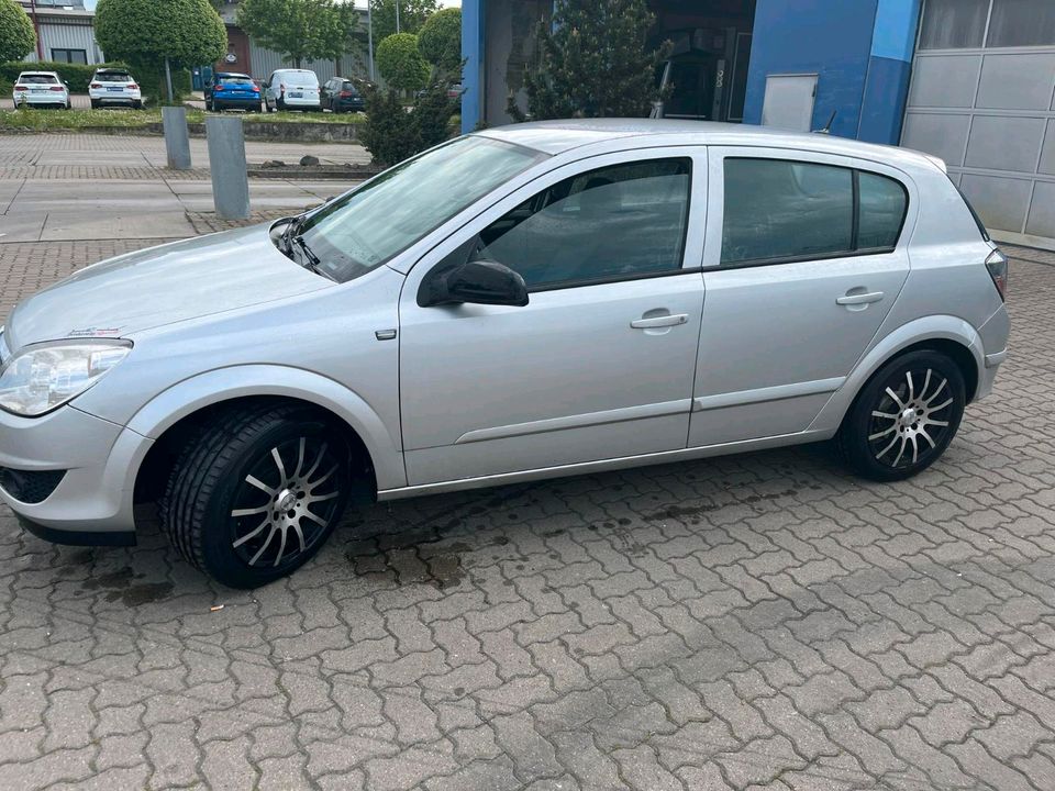 Opel Astra H 1.9 cdti in Lauenau