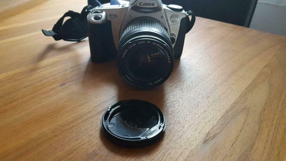 Canon EOS 300 35mm Spiegelreflexkamera mit EF 28-80mm Objektiv Ki in Traunreut