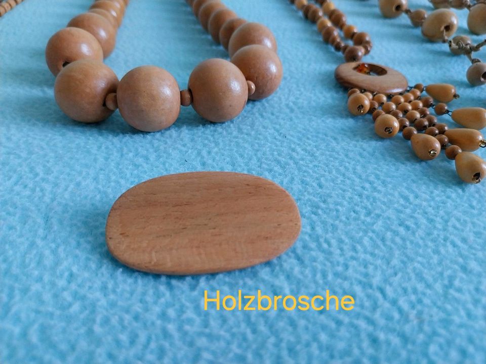 Halskette aus Holz mit Bernstein Brosche Holz Trend Schmuck in Kühlungsborn