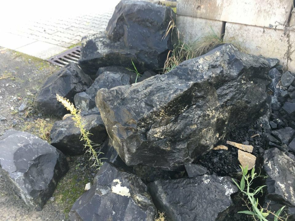 Basalt-Findlinge anthrazit-grau verschiedene Größen in Burglauer