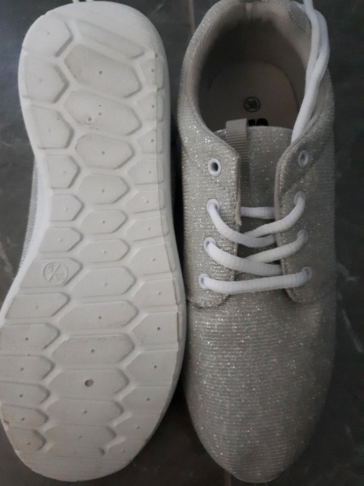 Sneaker grau/silber Gr. 38 in Brüggen