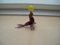 Glasfigur Seehund mit Ball Niedersachsen - Barnstorf Vorschau