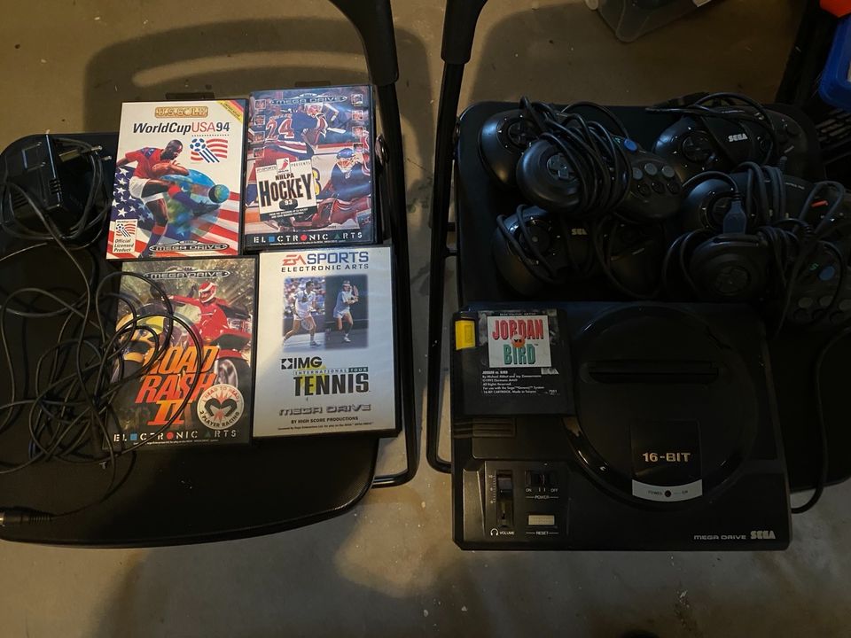 Sega Mega Drive mit 5 Spielen und 6 Pads in Mahlberg