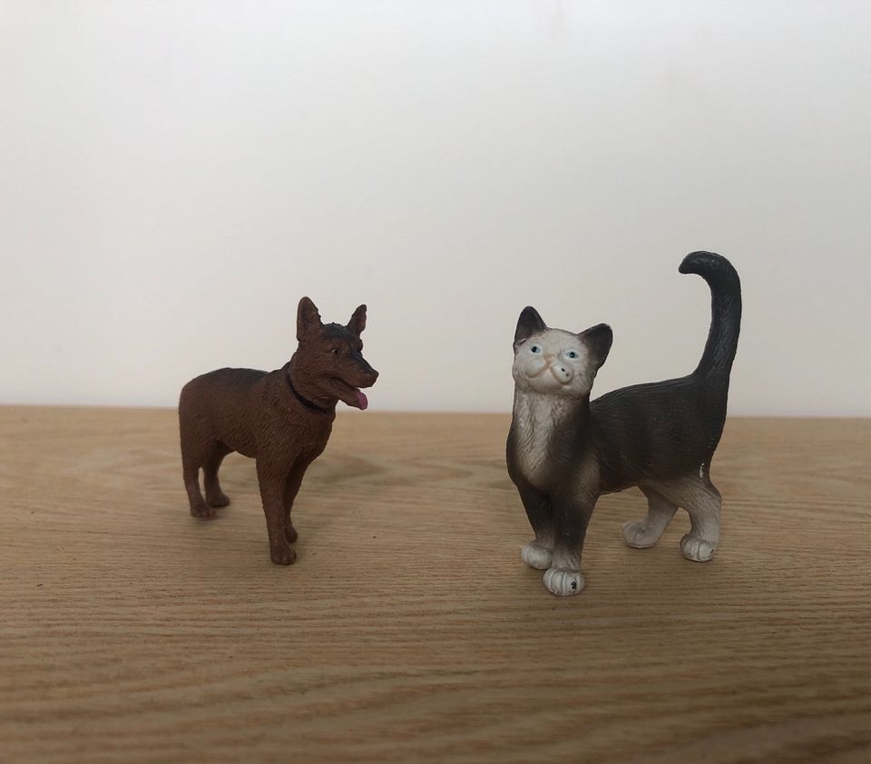 Plastik Hund und Schleich Katze in Berlin