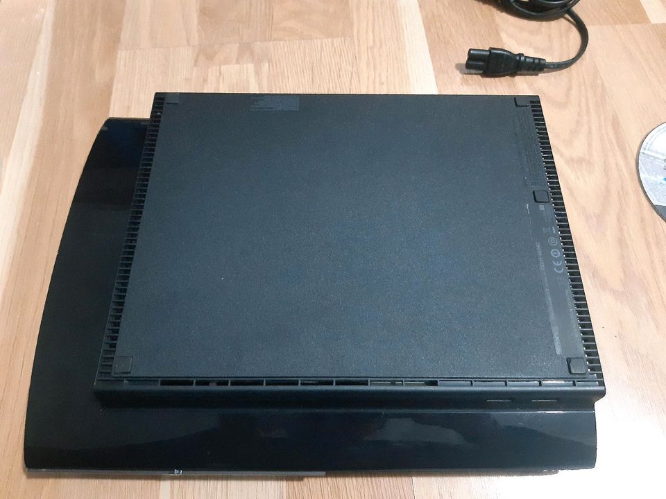 Ps3 Super Slim Konsole CECH-4004C + 2 Controller + 4 Spiele 500GB in Berlin