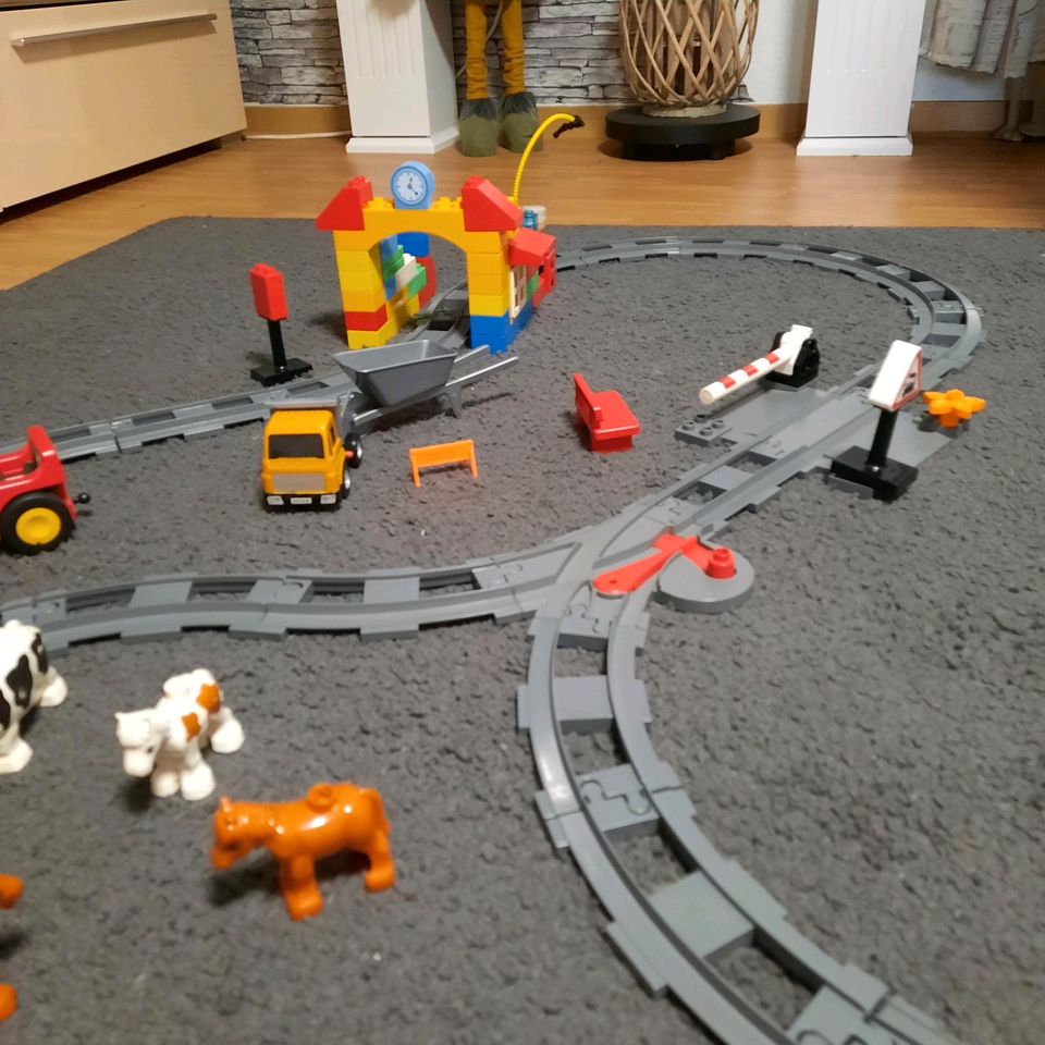 Lego duplo Eisenbahn Set mit vielen Zubehör und Extra schienen in Bamberg