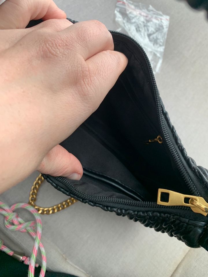 Kleine schwarze Tasche mit Goldkette neu in Freudenberg