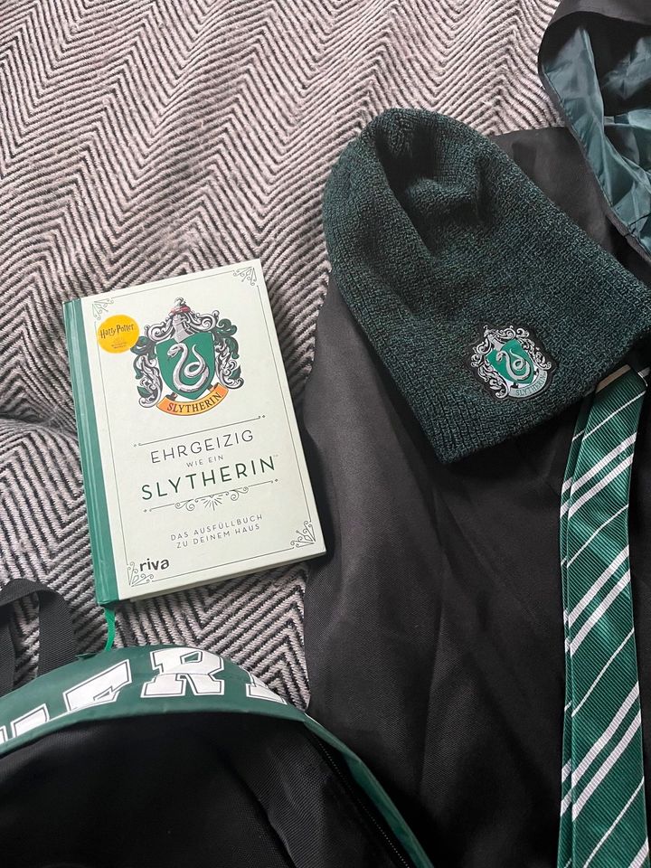 Slytherin Fan Paket Neu - Rucksack, Mantel / Umhang Gr M Mütze in Meckesheim