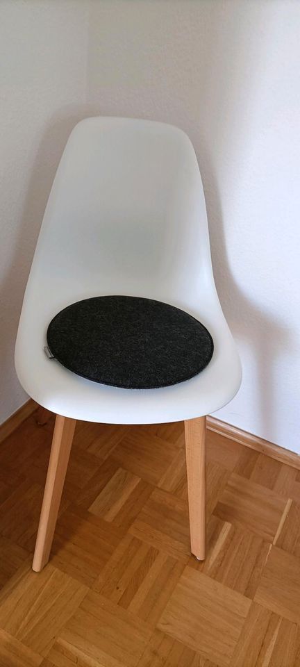 Stühle weiß in Bad Vilbel