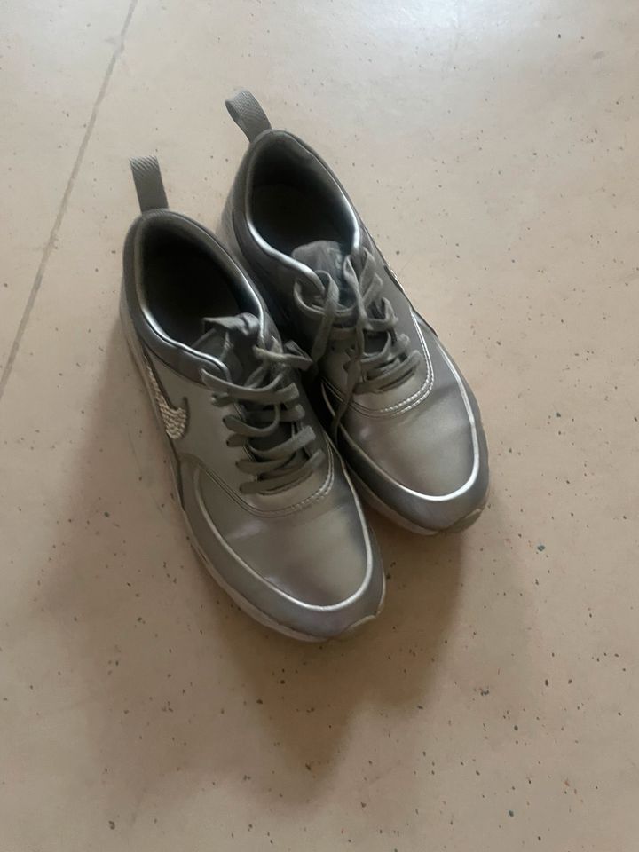 Nike Schuhe mit Strass in Petersberg