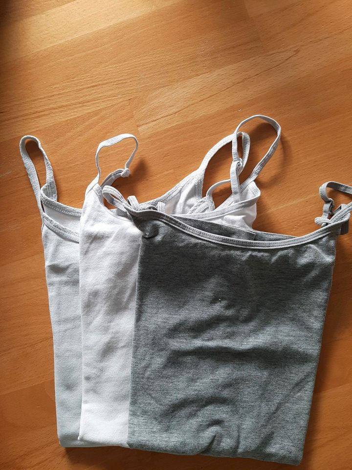 16 T-Shirts, 1 Jumpsuit, 3 Unterhemden in Pforzen