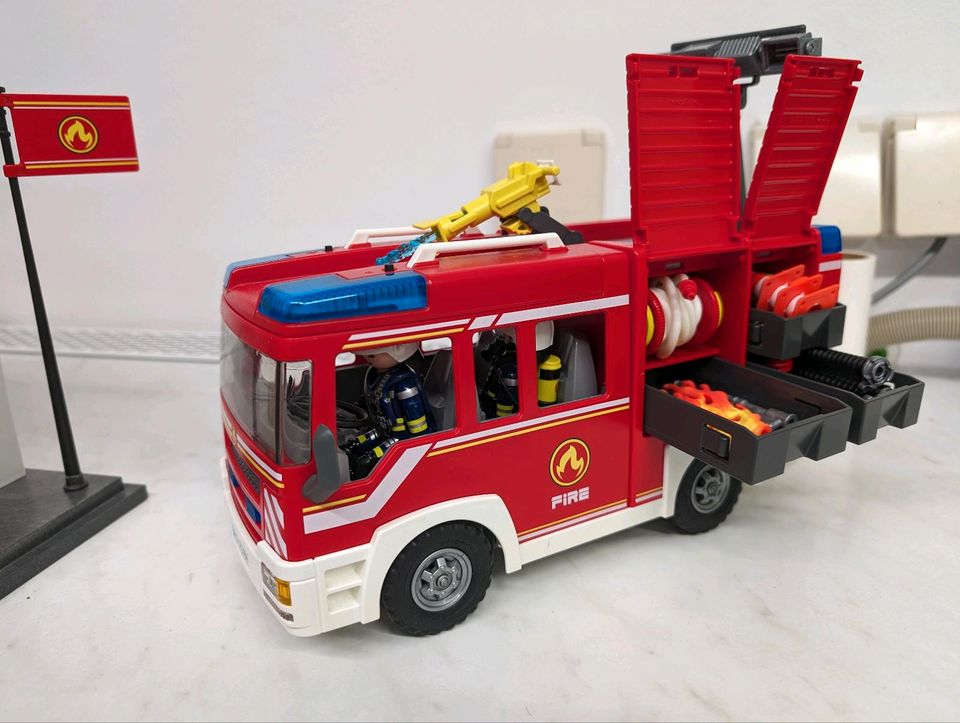 Playmobil Feuerwache, Schlauchturm, Leiterwagen & Rüstwagen in Alsdorf