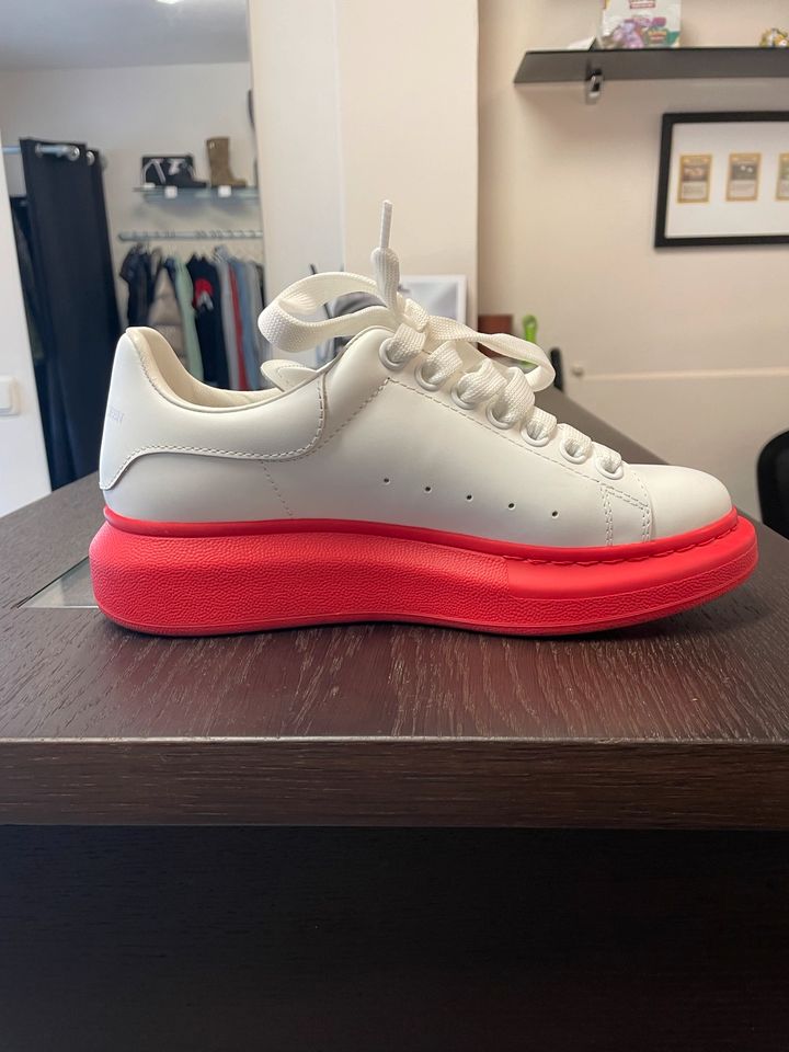 Alexander Mcqueen Sneaker Schuhe weiß mit roter Sohle in Augsburg
