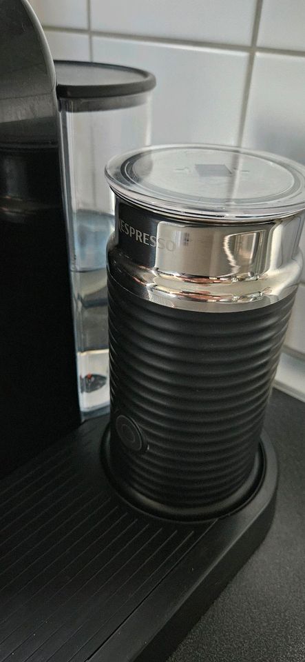 Kapselmaschine Delonghi Nespresso + Milchschäumer Kaffeemaschine in Frankfurt am Main