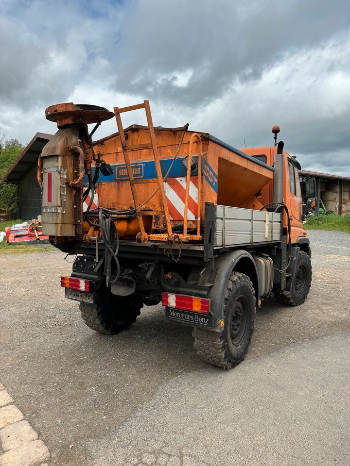 Mercedes-Benz Unimog U 300 mit Schmidt SST Winterdienst 400 500 in Odenbach