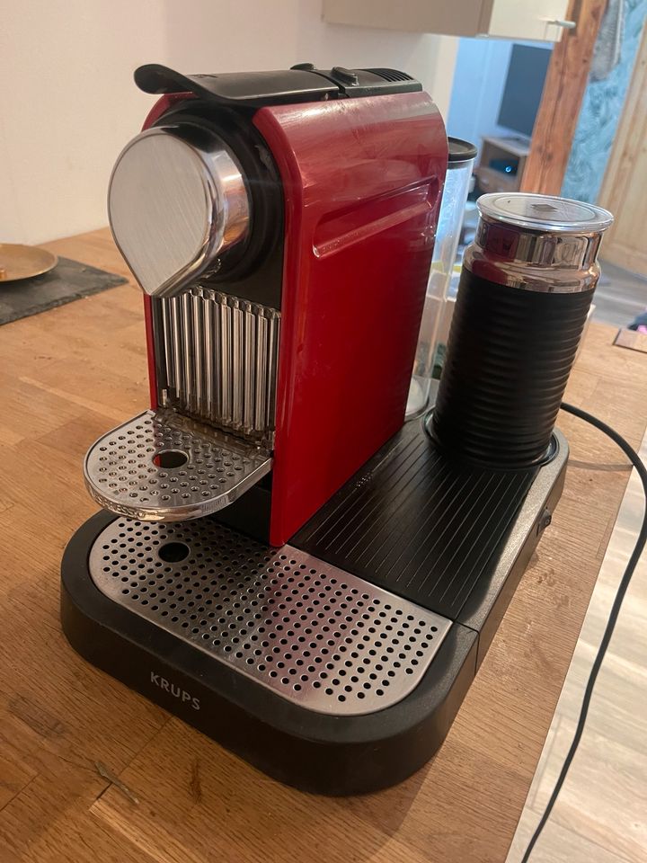 Nespresso Kaffeemaschine mit aufschäumer in Frielendorf