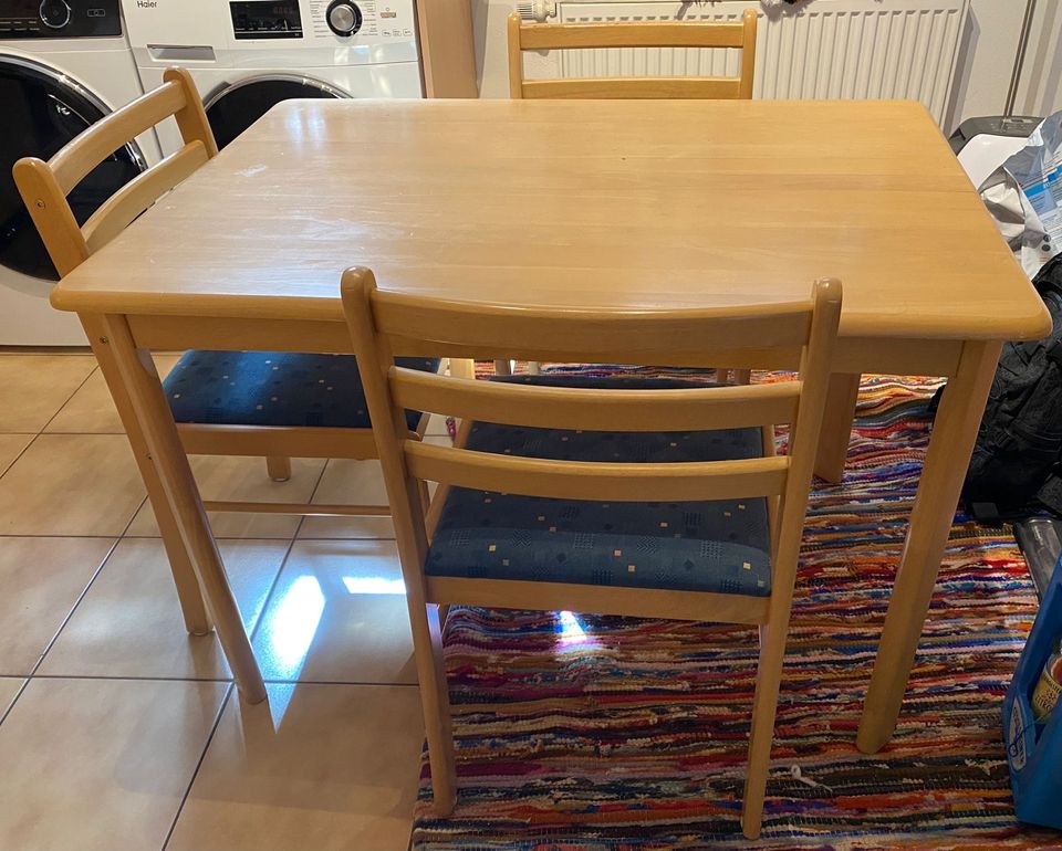 Esstisch mit drei Stühlen in Mechernich