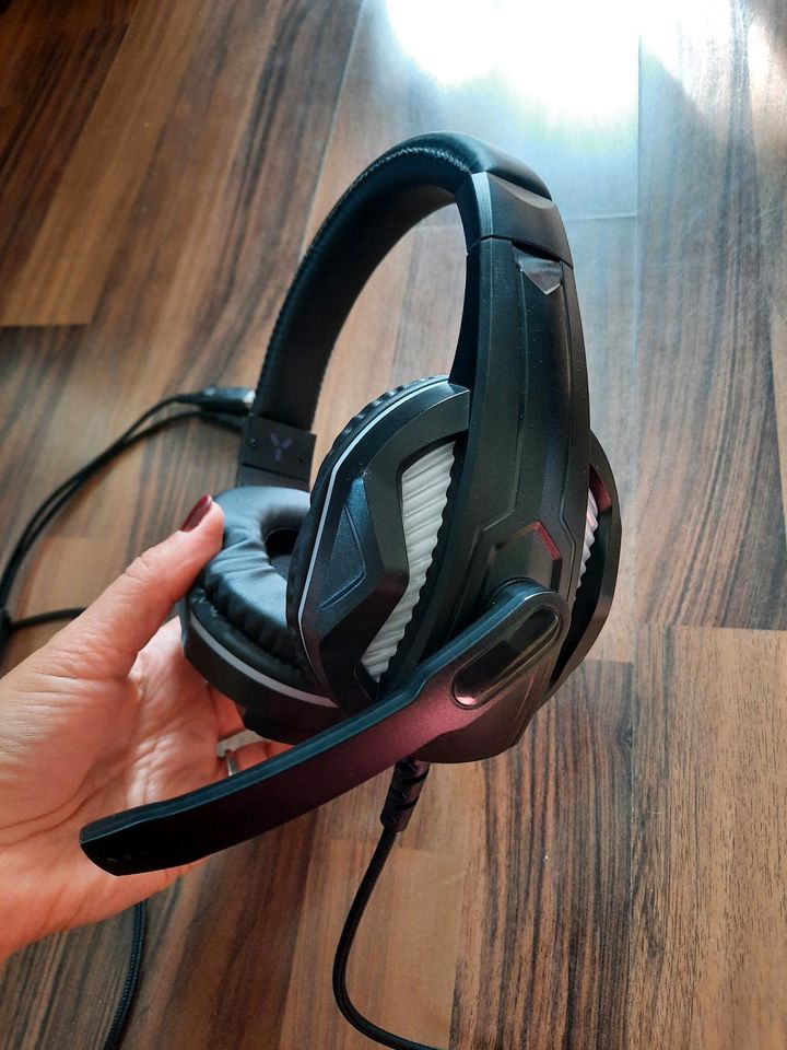 Gaming Headset und ISY 2671 Ständer in Berlin