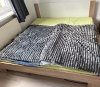 Verkaufe Bett (ohne Lattenrost, mit Matratze) und 2 Nachttische Sachsen-Anhalt - Thale Vorschau