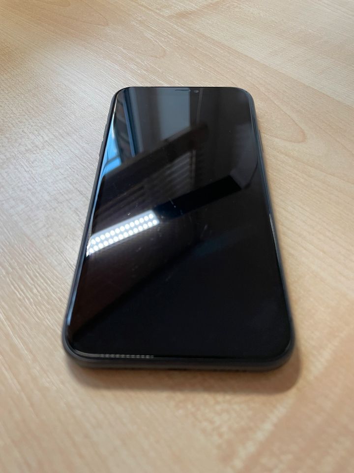 Apple iPhone 11 - 64 GB schwarz inkl. Handyhüllen + Ladekabel in Emmerich am Rhein
