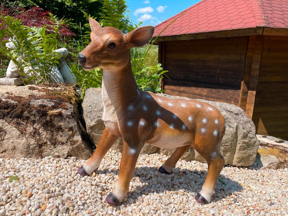 Reh Bambi stehend Deko Figur Garten Wildtier in Waldbreitbach