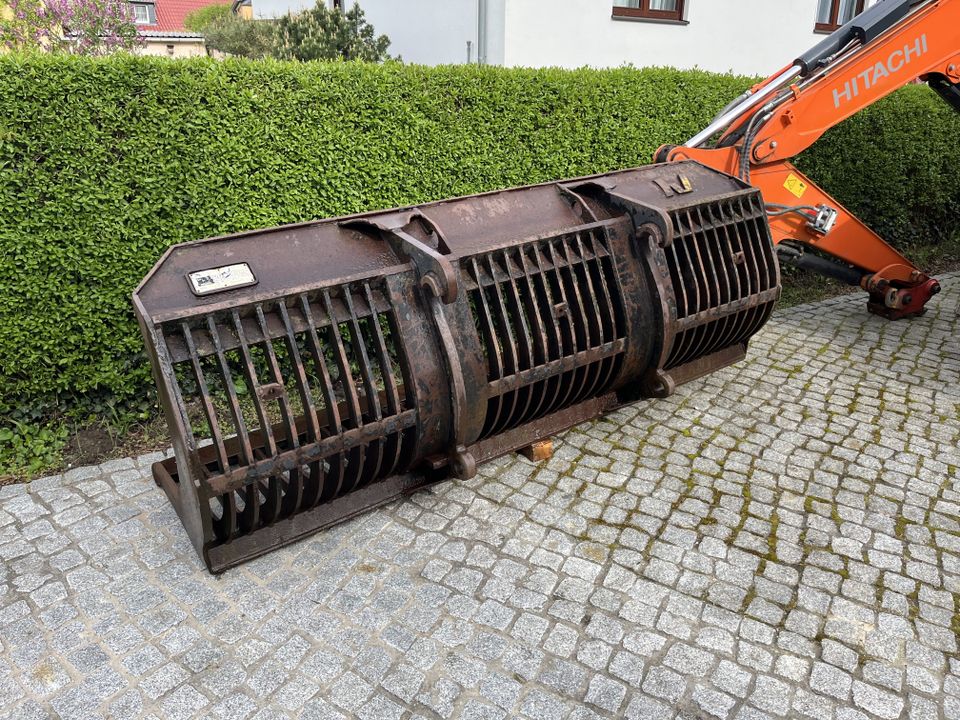 Steingabel Siebschaufel Steinschaufel Volvo Aufnahme Radlader in Groß Kienitz