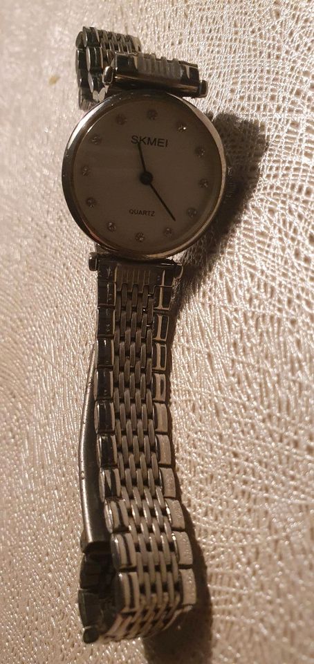SKMEI  Damen Armband Uhr mit Svarovski Steinchen 25mm in Aurich