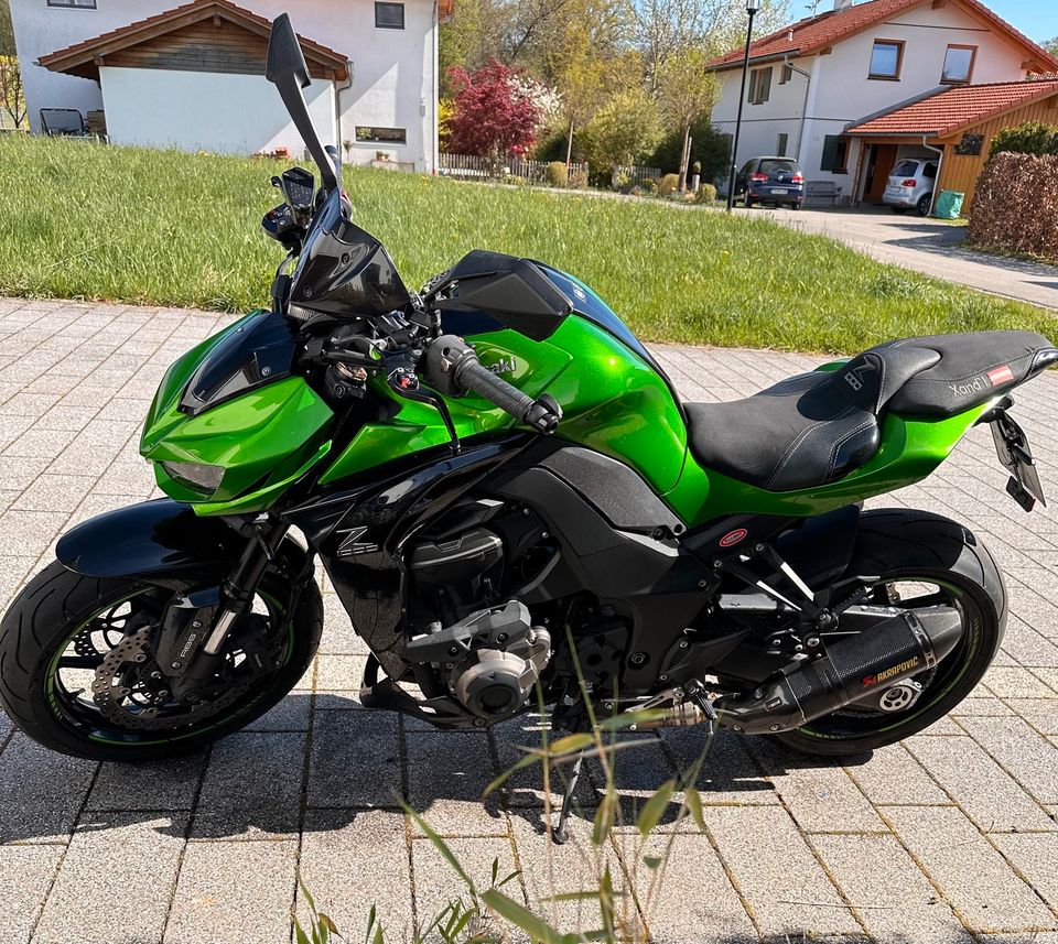 Kawasaki Z1000 mit Carbon Akrapovic Auspuff in Surberg