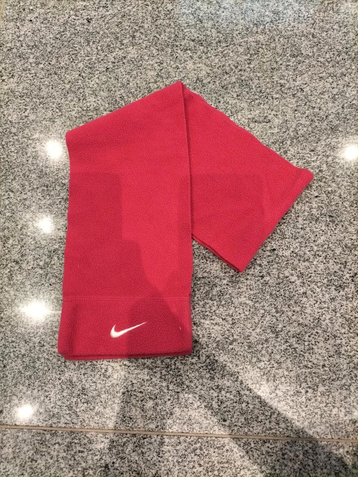 Nike Schal in Neuffen