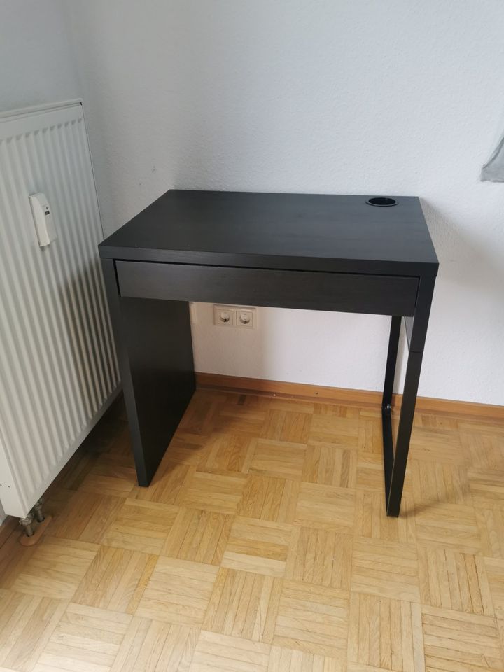 Schreibtisch Ikea MICKE plus Stuhl in Wiesbaden