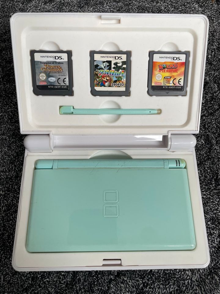 Nibtendo DS lite (türkis) mit Case und Spielen in Frankfurt am Main