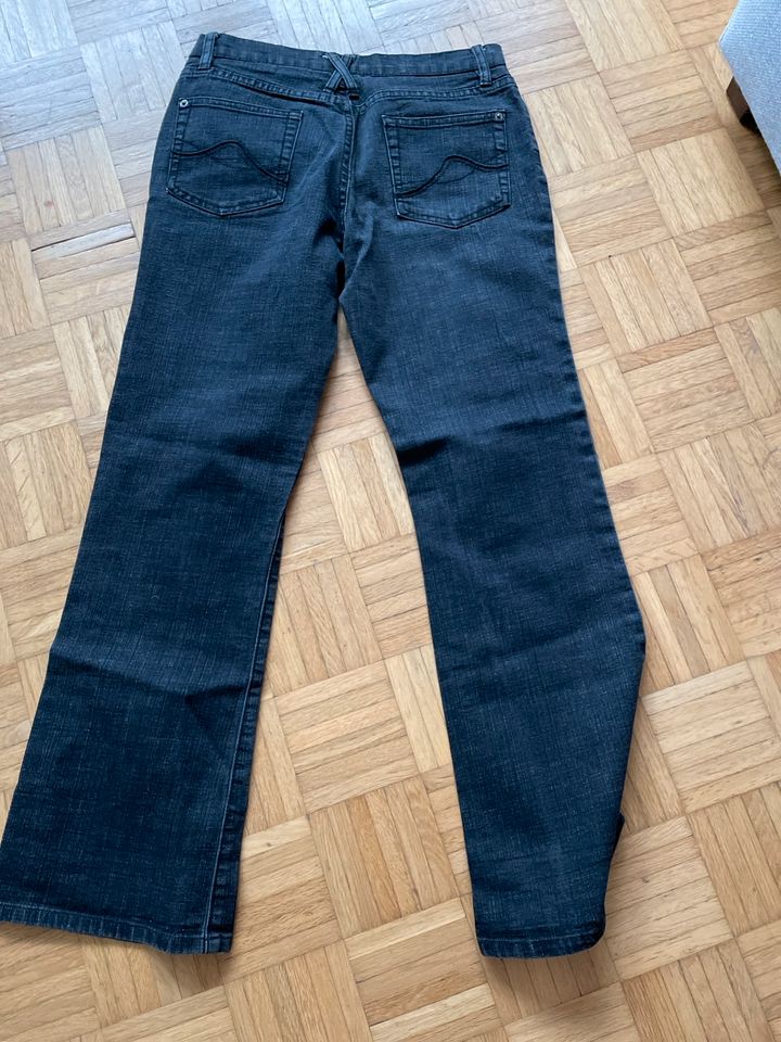 Schwarze Damenjeans „Street one „ in Düsseldorf