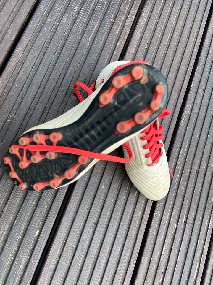 Fußballschuhe Adidas gr 33 je 5 Euro in Marsberg