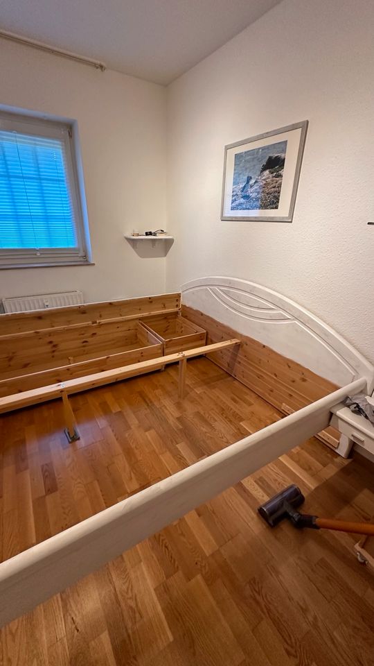 Bettgestell Holz weiß mit Bettkästen in Worpswede