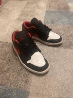 Jordan 1 schwarz rot weiß Nordrhein-Westfalen - Lippetal Vorschau