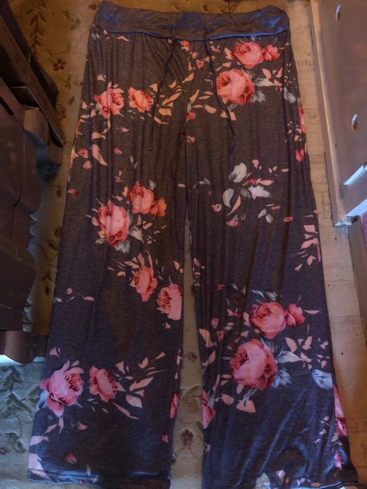 Hose mit Blumenmuster, grau-rosa, lässig, Gr.48/50, neu. in Hamburg