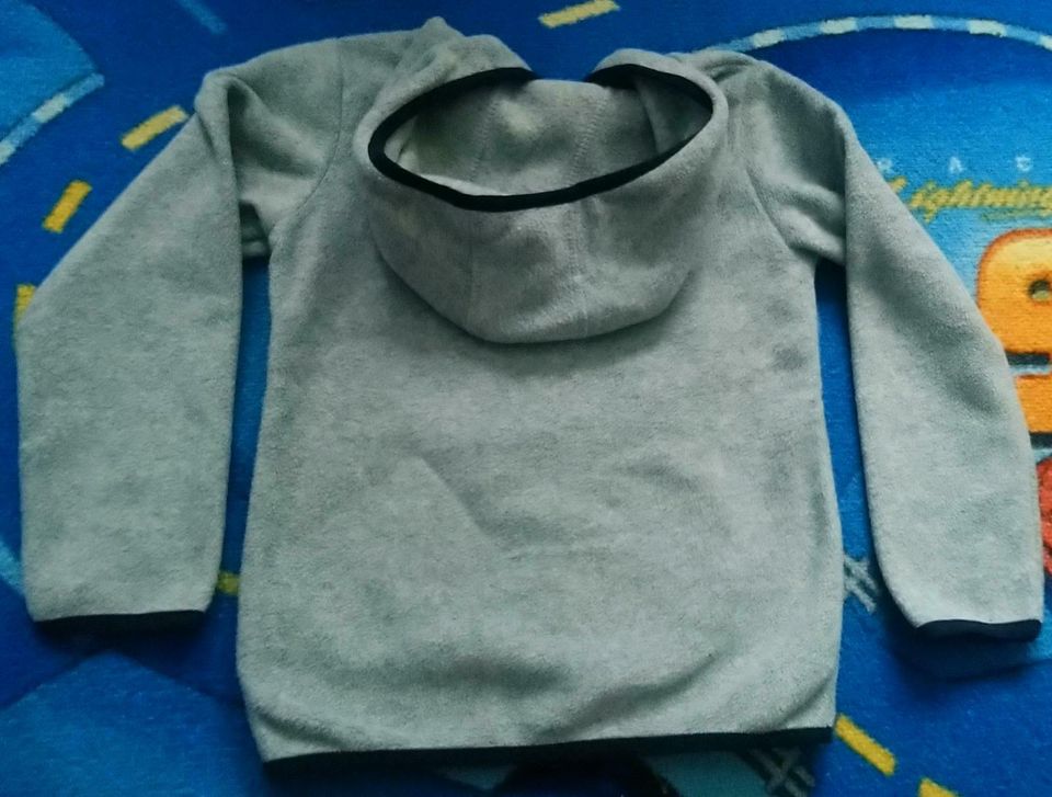 Kleinkind warme fleece Sweatjacke Gr 110/116 in grau neu in Aachen