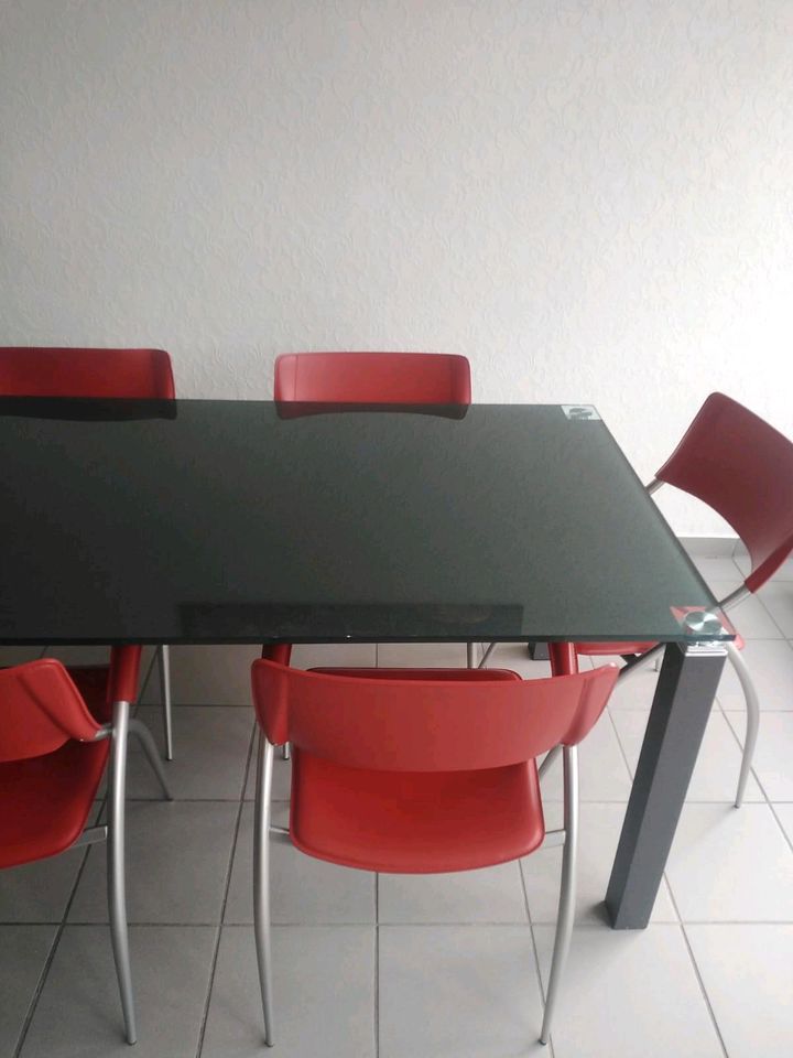Glastisch mit 5 Stühlen in Wolfsburg
