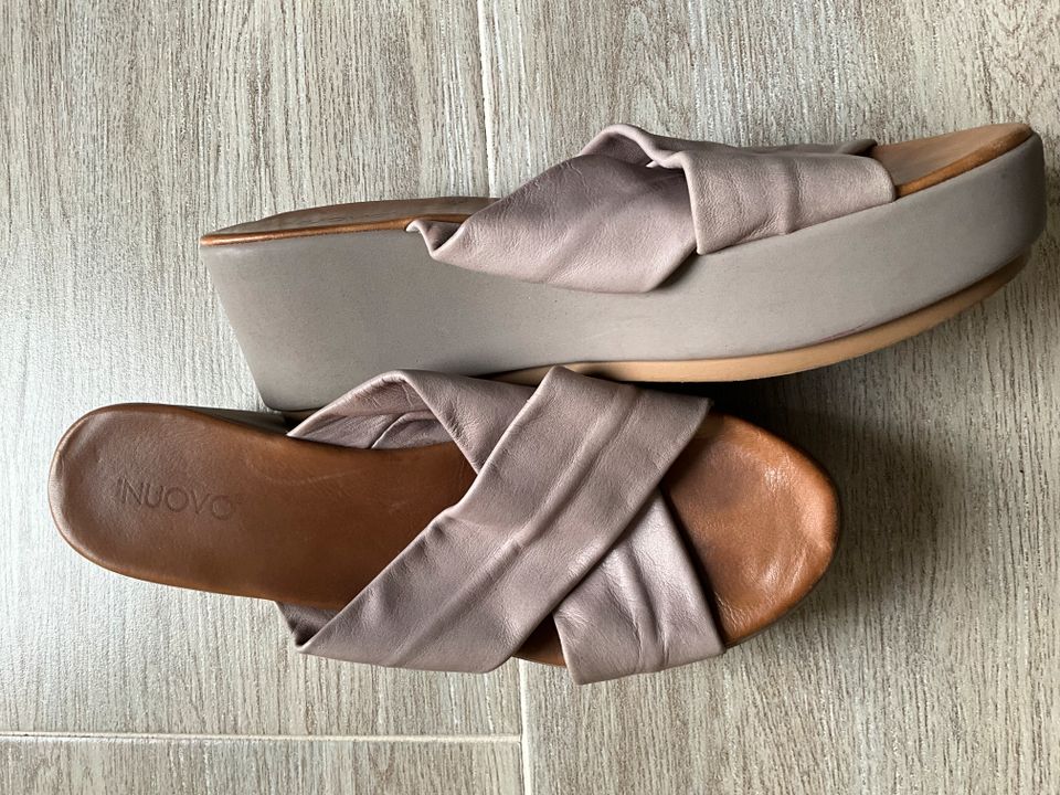 Inuovo Sandalen taupe, silber, weiss Gr.40 pro Paar 20,— in Würselen