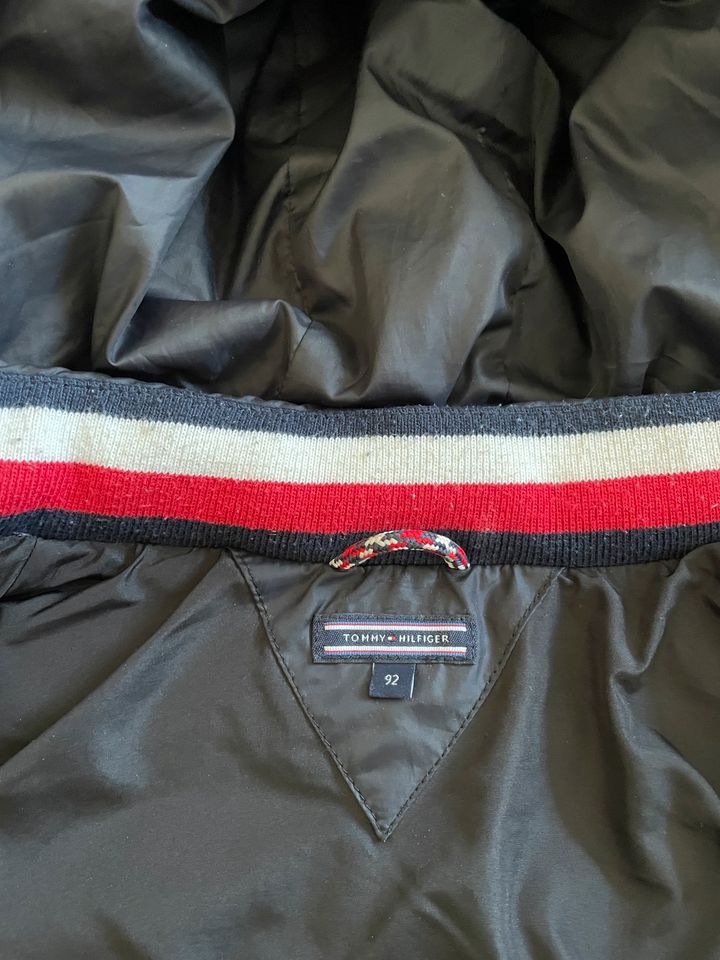 Tommy Hilfiger Daunenjacke schwarz Jungen Unisex 92 in Freudenstadt