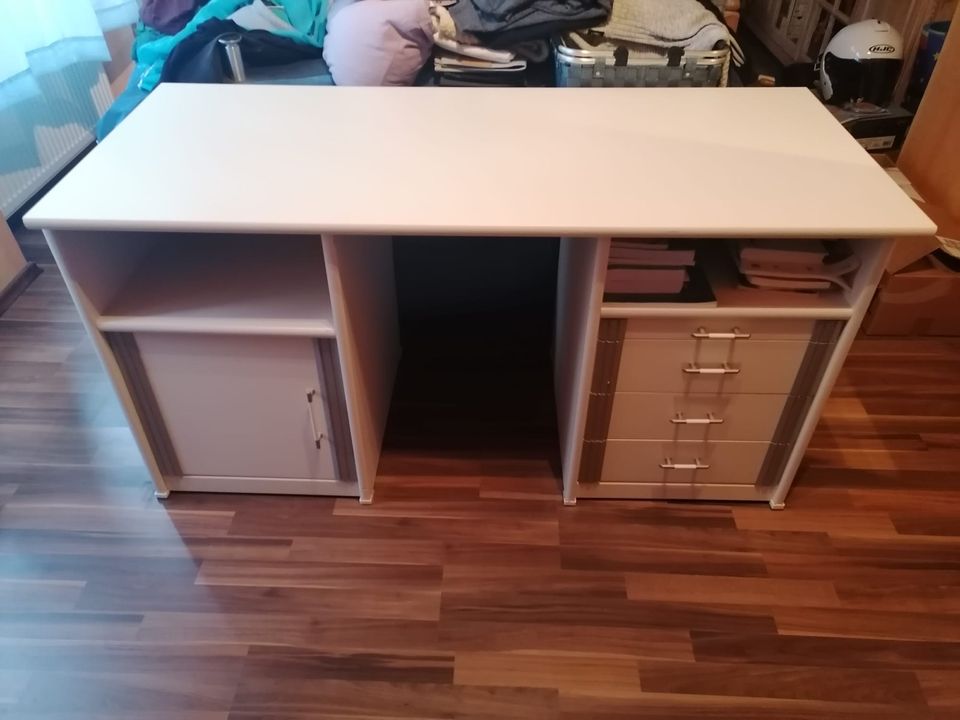 Schreibtisch in weiß aus Holz in Wiesbaden