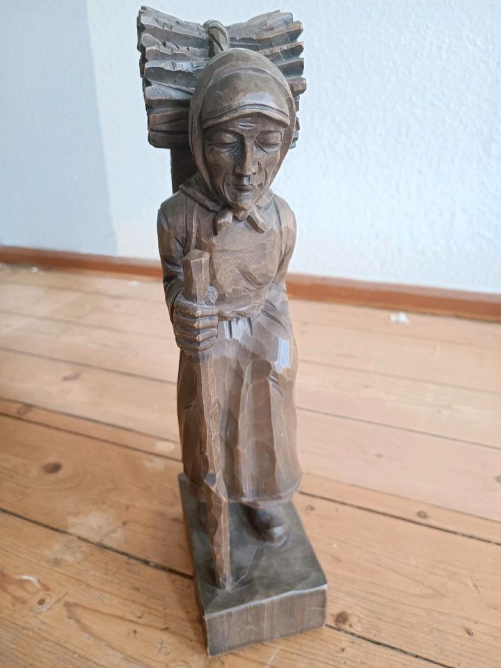 Skulptur Schnitzerei Frau mit Holzkorb 1977 in Radebeul