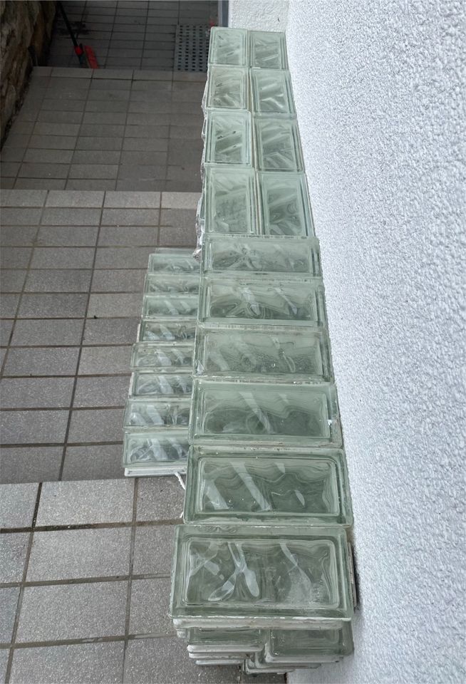 Über 180 Glasbausteine 20x9,5cm in Hüffenhardt