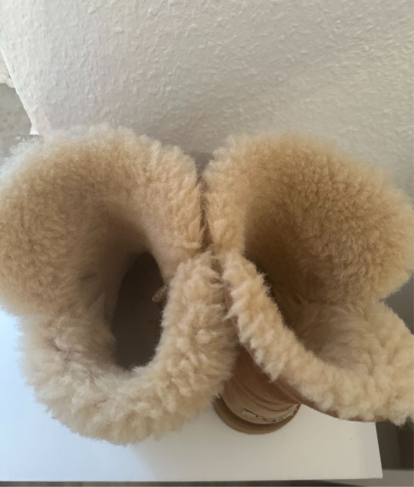 UGG „Bailey Button II „ Mädchen Boots 34 TOP in Hildesheim