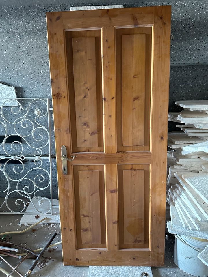 Zahlreiche Türen aus Massivholz in verschiedenen Breiten in Erlangen