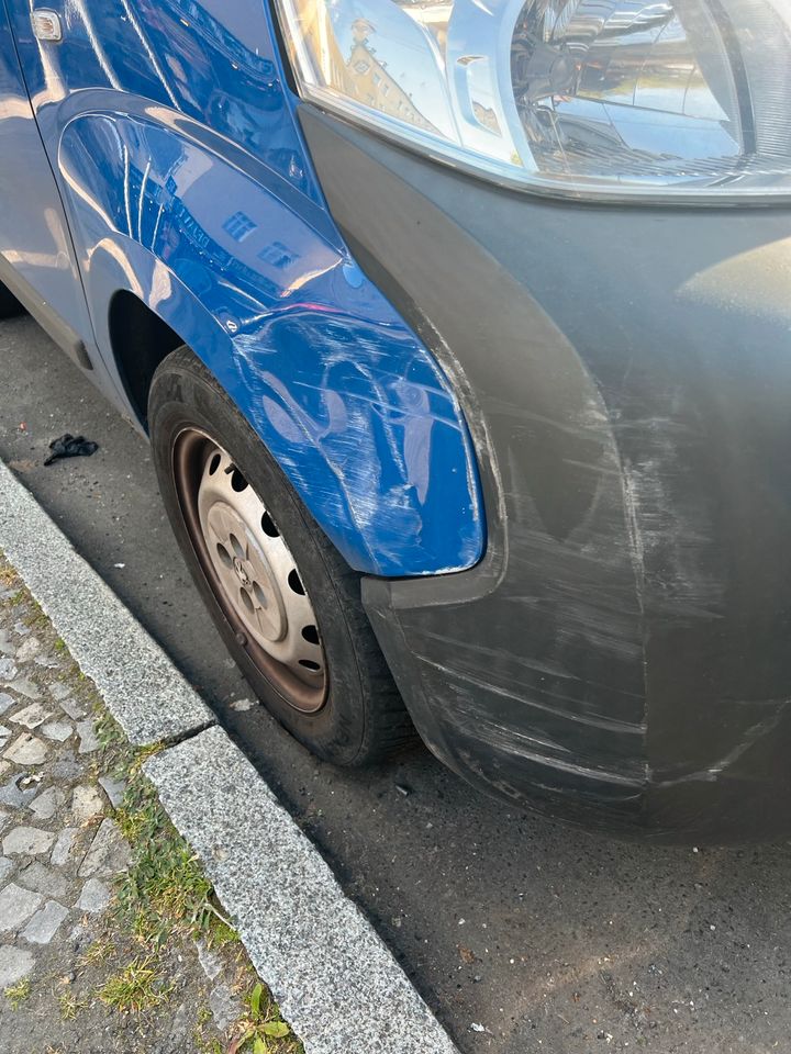 Peugeot Bipper 2011   hat klein unfall in Berlin