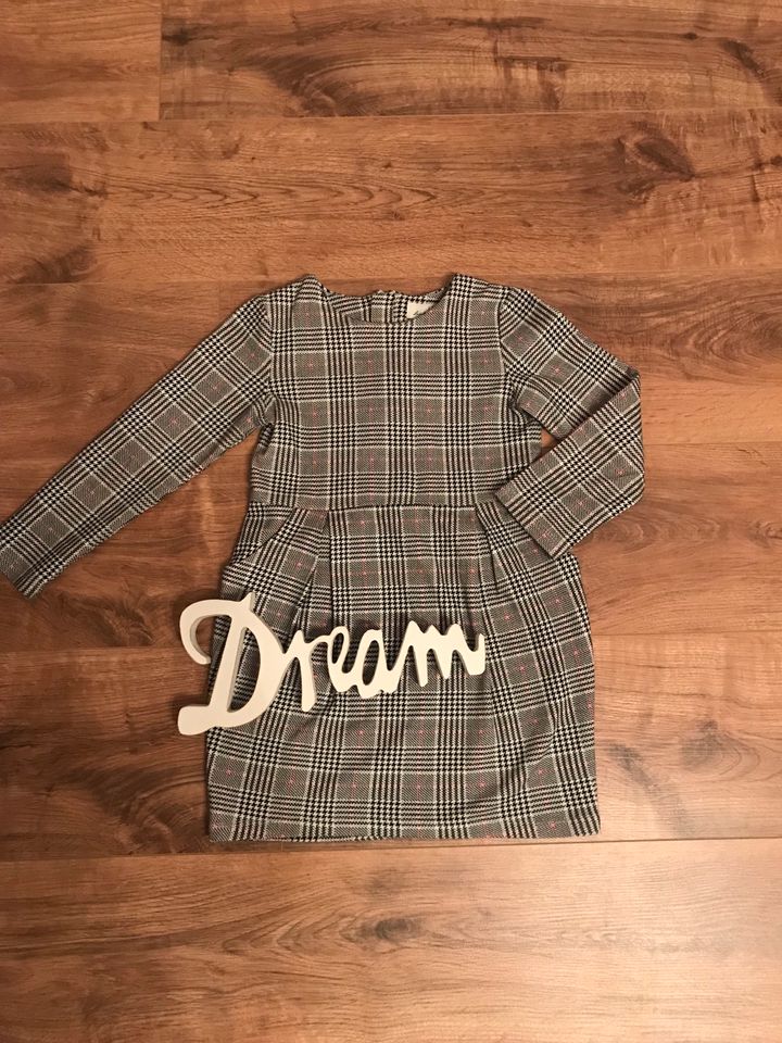 H&M Mädchen Kleid Schick Kariert Größe 110/116 in Hemmingen