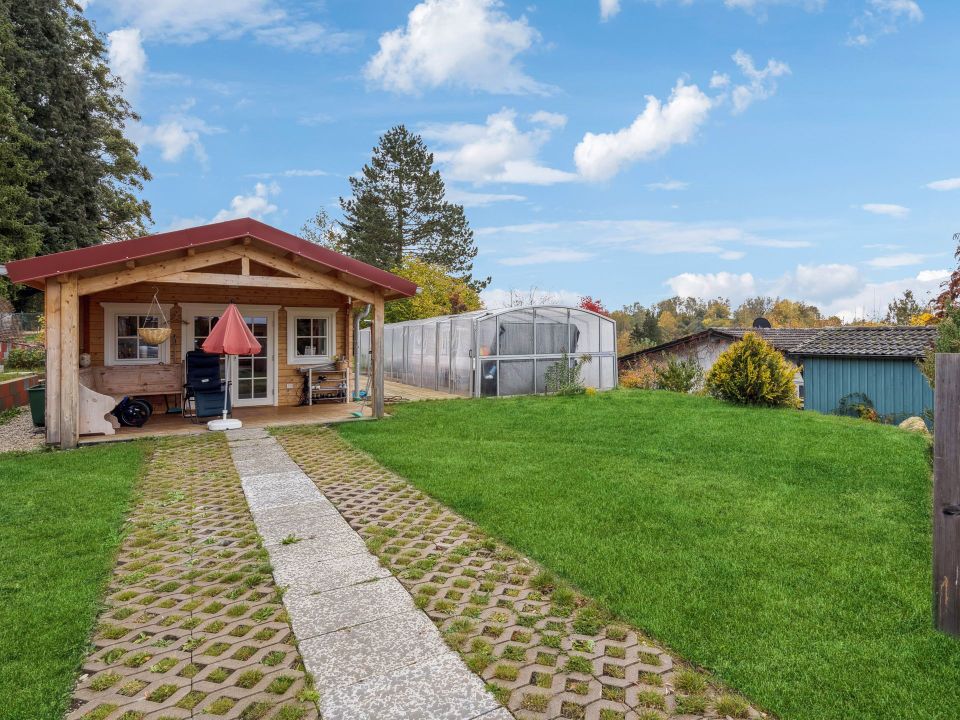 Erstwohnsitz oder Feriendomizil: Bezauberndes Holzhaus auf einem großzügigen und sonnigen Grundstück in Attenkirchen