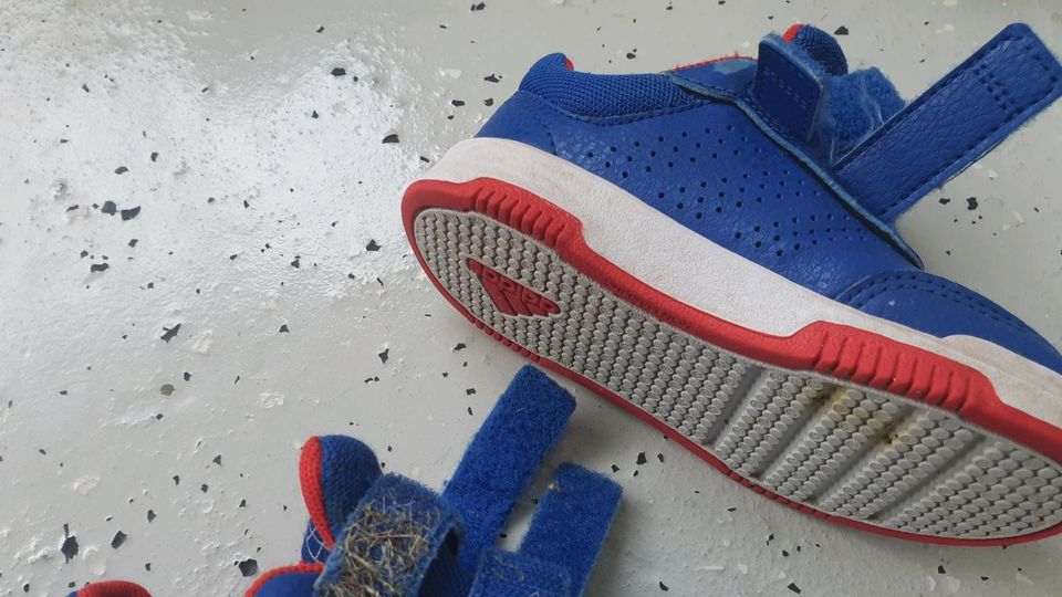 Adidas Schuhe 23 blau in Berlin
